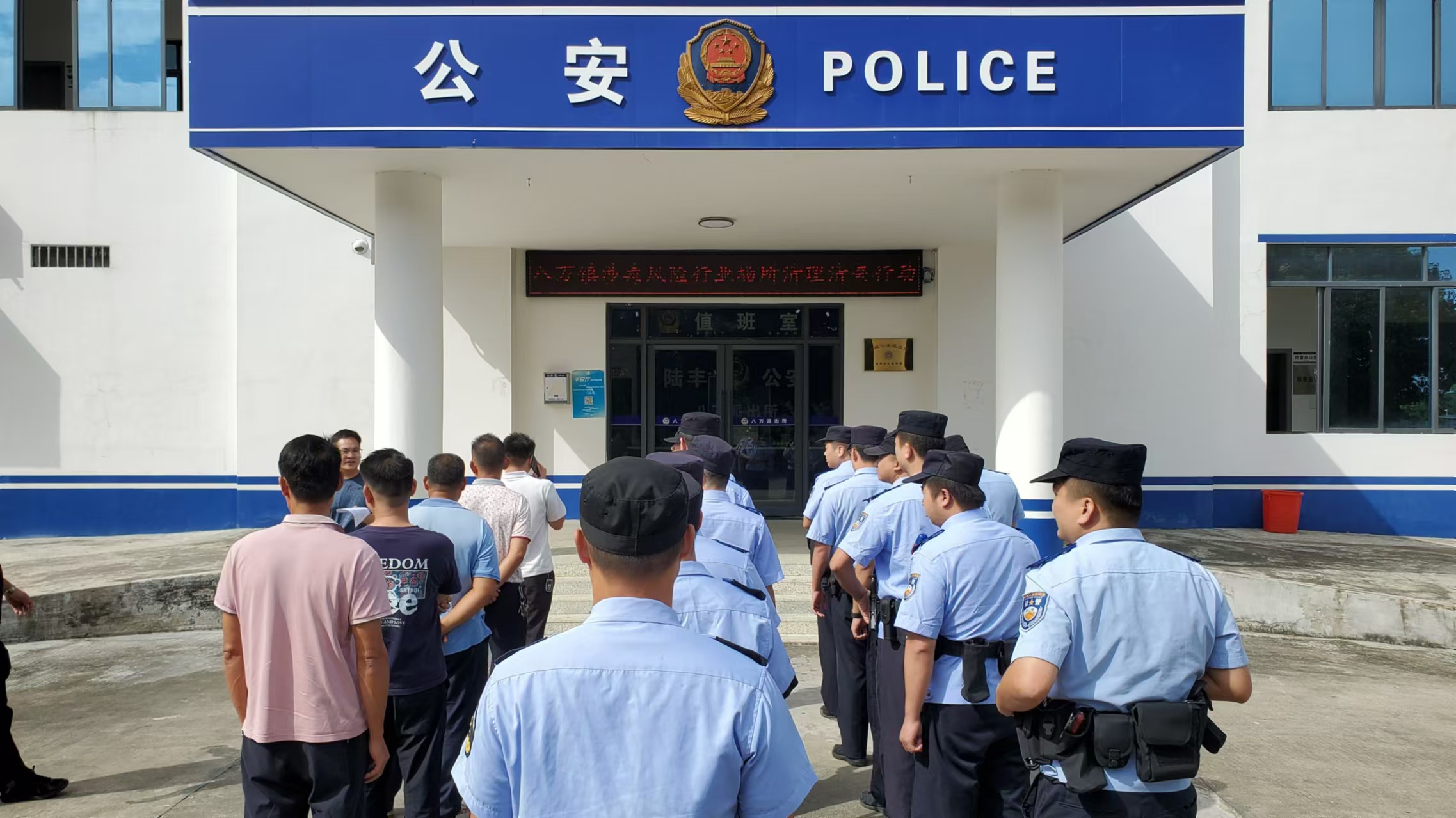 20241026八萬(wàn)鎮(zhèn)開展涉毒風(fēng)險(xiǎn)行業(yè)專項(xiàng)清理清查統(tǒng)一大行動(dòng).doc_2